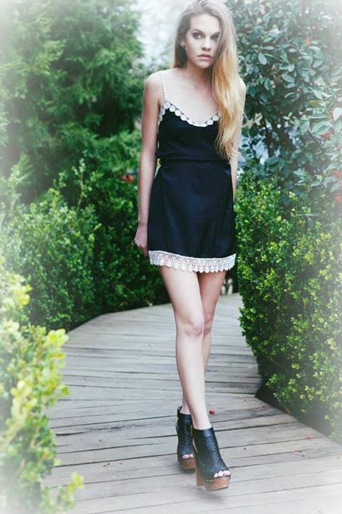 Lindo lindo solero negro con detalle de puntillas y flores blancas para el día o la noche. Es el vestido Paula de Penny Love.