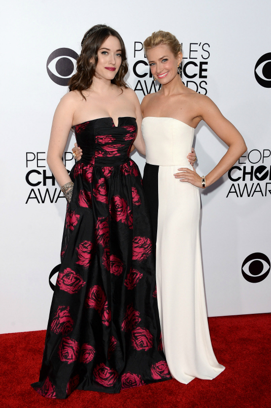 Kat Dennings y Beth Behrs, las 2 broke girls fueron las anfitrionas y presentadoras de los People's Choice Awards 2014. Así llegaron.