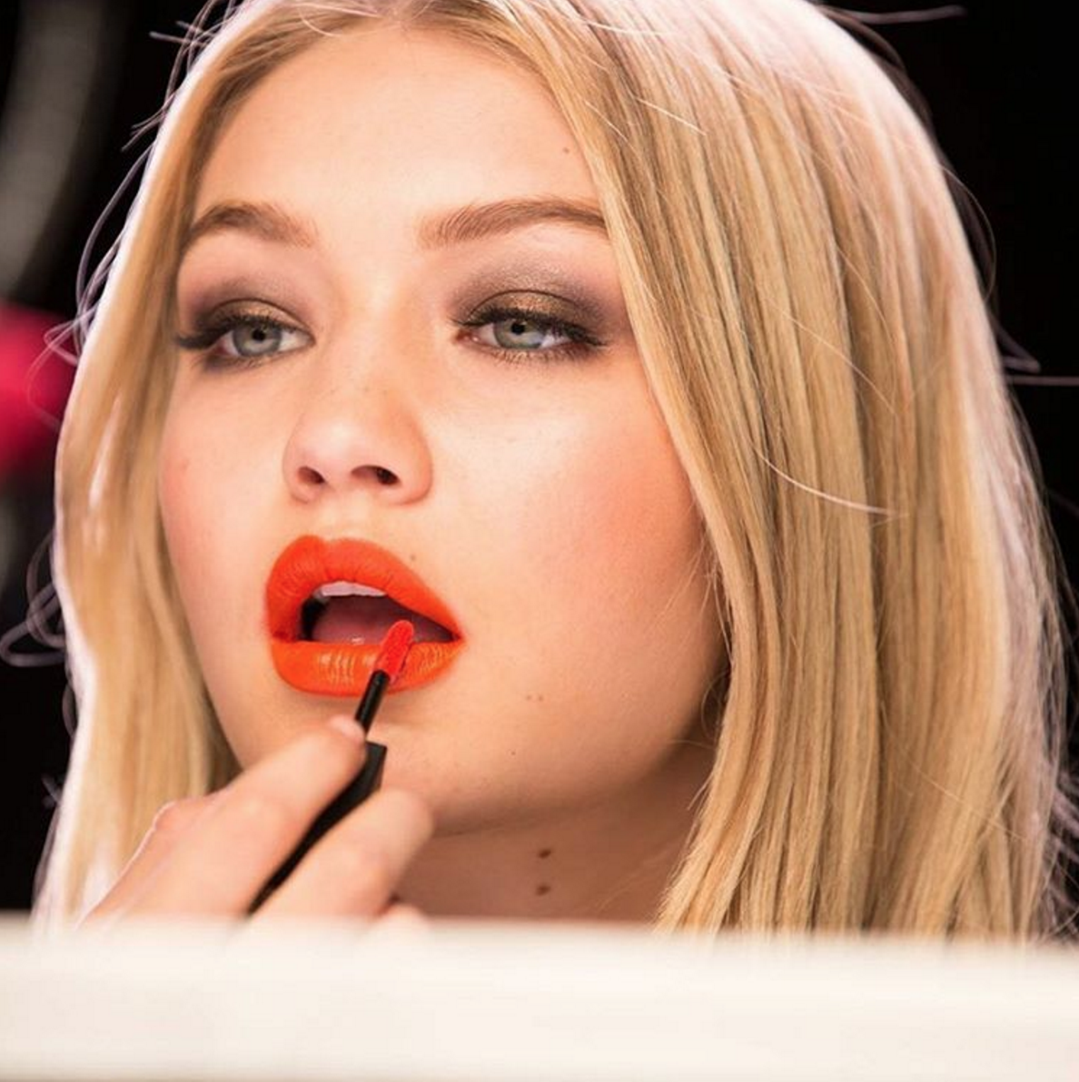 Los labios naranja son una de las tendencias de makeup más destacadas del 